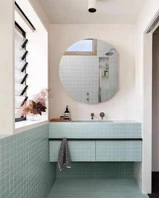 Картинка круглого зеркала в ванной комнате