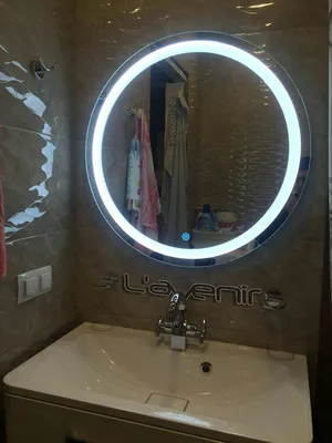 Фотография круглого зеркала в ванной комнате