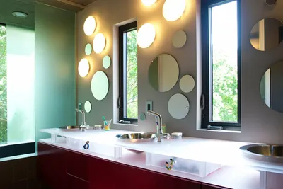 Круглое зеркало в ванной комнате webp