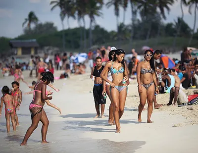 Изысканные кубинские девушки на пляже