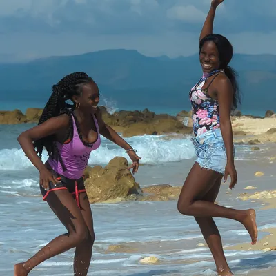 Изображения кубинских девушек на пляже в Full HD