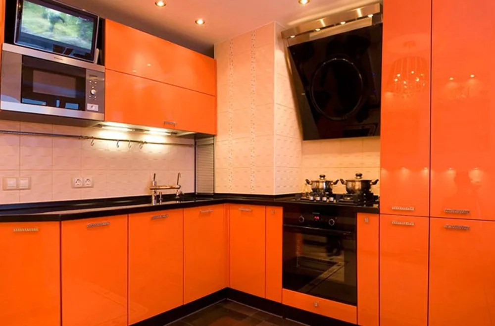 Оранжевые кухни в интерьере - советы и фото