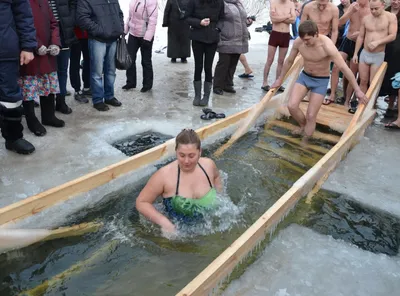 Забавные фотографии купания в проруби