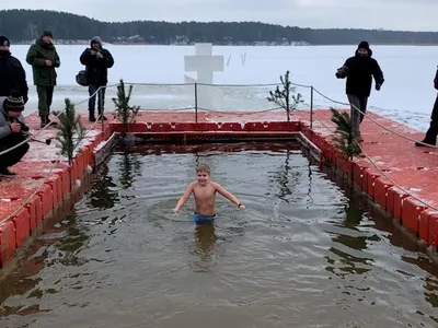 Улыбнись смешным фото купания в проруби!