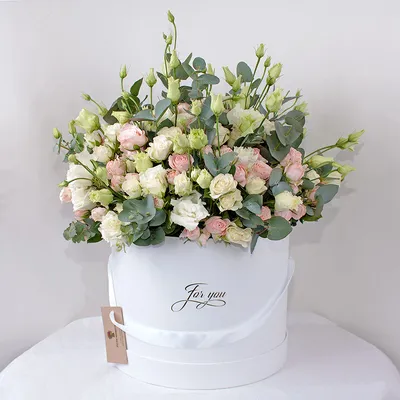 Фото кустовых роз в коробке для вдохновения идеального букета