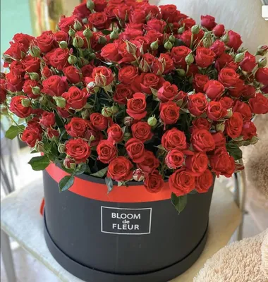 Кустовые розы в коробке для любителей романтики и красоты