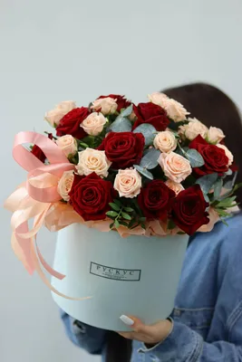 Кустовые розы в коробке: красота, доступная каждому
