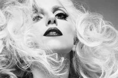 Картинка Lady Gaga с ее автографом