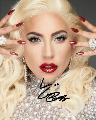 Фотография Lady Gaga в костюме