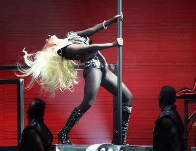 Изображение Lady Gaga с ее командой