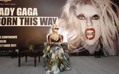 Изображение Lady Gaga с ее модными нарядами