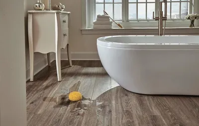 Ламинат в ванной: красота и практичность