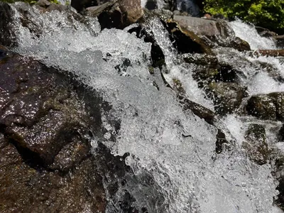 Водопады и каскады: самые впечатляющие фотографии на рабочий стол