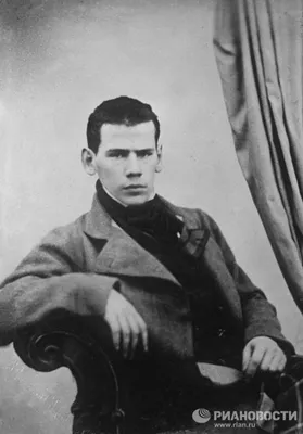 Фотография Льва Толстого с литературными наградами