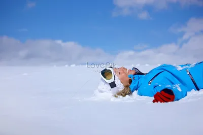 Уютное лежание на снегу: бесплатные изображения для скачивания