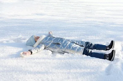 Снеговик и лежащий на снегу: бесплатно в WebP формате