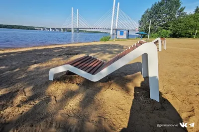 Фото лежака на пляже с солнечными очками