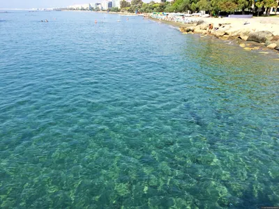 Фото пляжей Лимассола с различными оттенками голубого моря