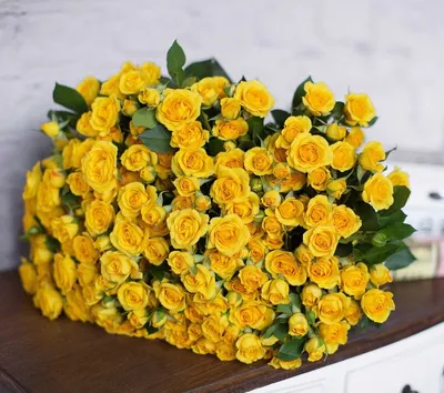 Лимонные розы на картинках: прекрасное дополнение к вашим дизайнам