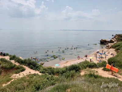 Пляжные зарисовки: живые снимки людей на диком пляже