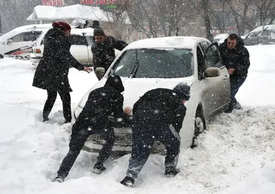 GIF зимнего настроения: Люди на снегу в анимированных кадрах