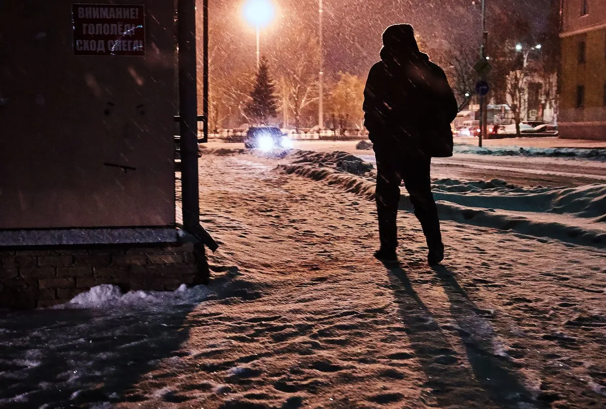 Фото пацана ночью. Человек на улице зимой ночью. Парень ночью на улице. Парень зимой ночью. Парень зимой на улице ночью.