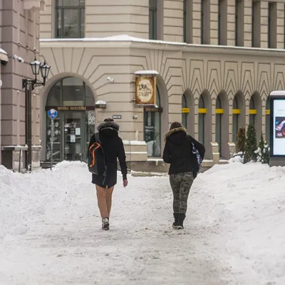 Зимняя галерея: Люди на улице в разрешении JPG, PNG, WebP