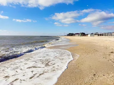 Моменты отдыха у воды: фотографии людей, окруженных морем