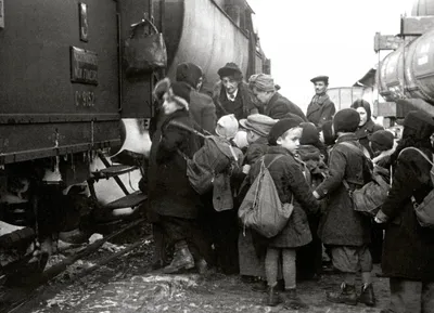 Жизнь у рельсов: Фотографии людей в поездных моментах