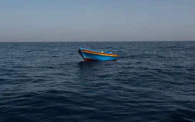 Лодка в море: величественное плавание на гладкой водной поверхности