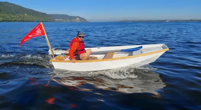 Своеобразная гармония: фото лодки в море с оранжевым закатом