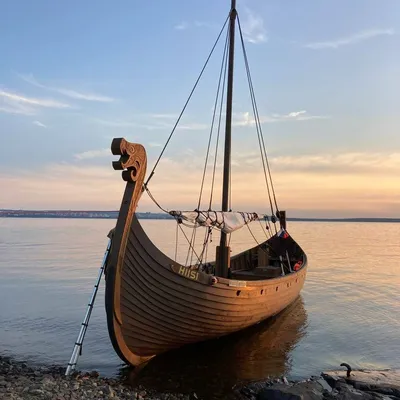 Уникальный рисунок лодки в море: скачать бесплатно