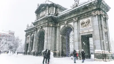 Мадрид в зимних оттенках: скачайте изображение в JPG, PNG, WebP