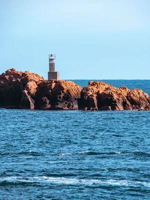 Разделяя волны: Маяк на море в сумерках (фото)