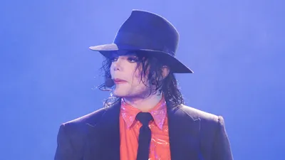 Фото Майкла Джексона на черном фоне