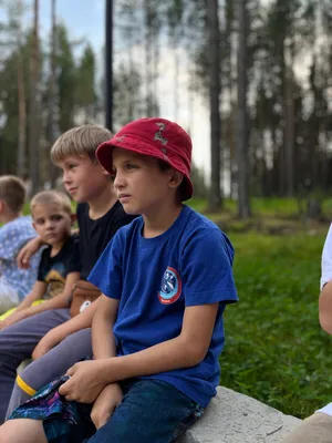 Исследователи пляжа: мальчики исследуют скрытые уголки берега