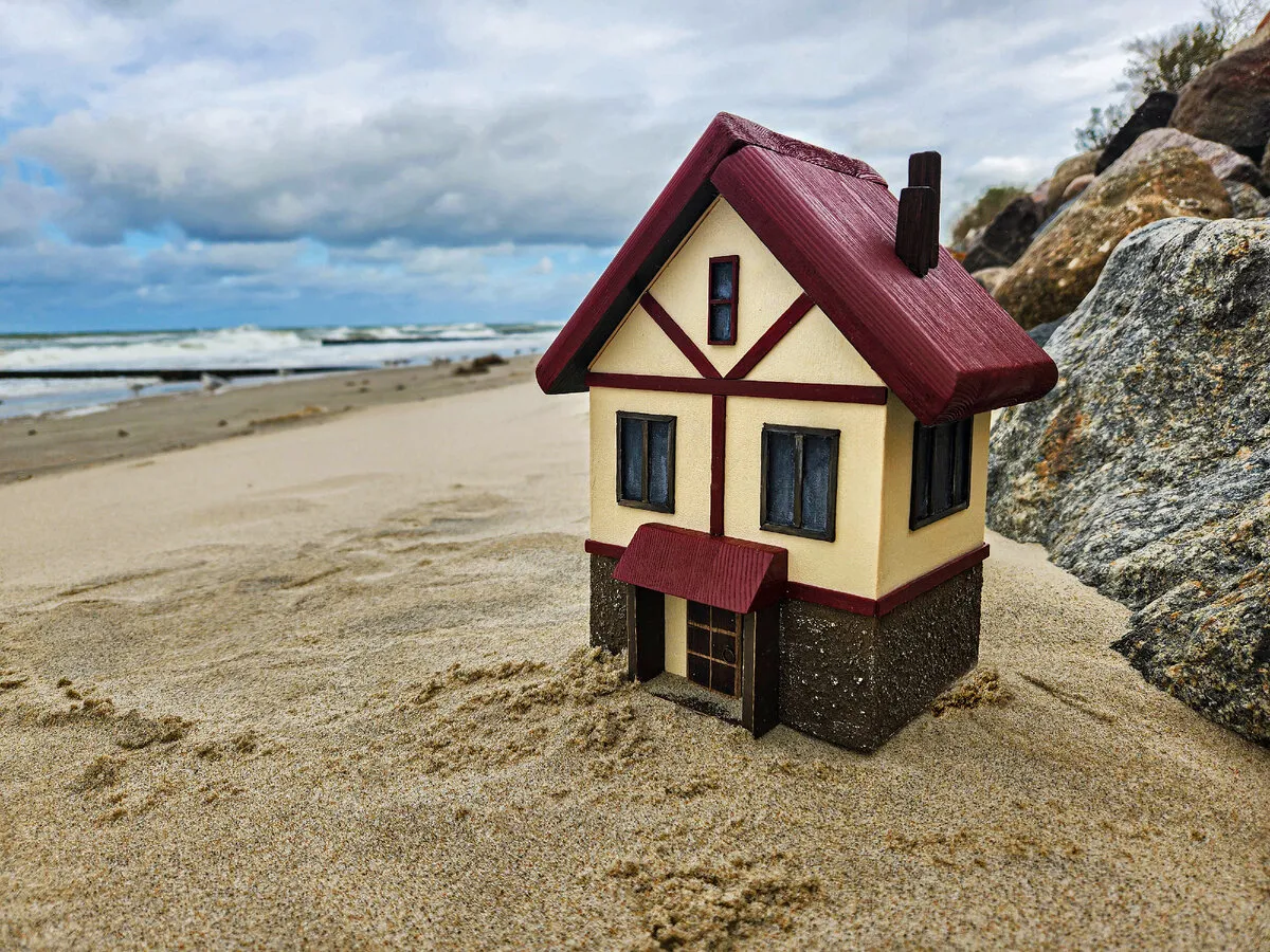Релаксация на побережье: уютный маленький домик у моря на снимке |  Маленький домик у моря Фото №1293752 скачать