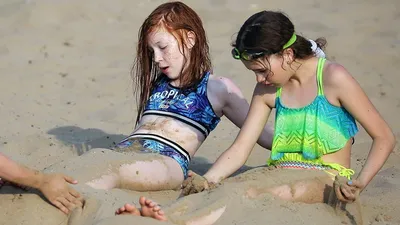 Летний отдых малолеток на пляже: солнце, песок и улыбки
