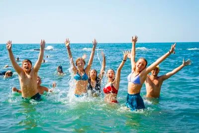 Фотоальбом Малолетки на пляже: игры и улыбки под жарким солнцем