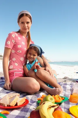 Фото мамочек на пляже - выберите размер и формат изображения (JPG, PNG, WebP)