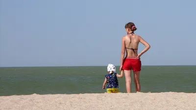Фото мамочек на пляже - выберите размер и формат изображения для скачивания (JPG, PNG, WebP)