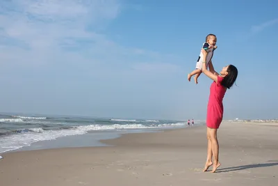 Улыбки и море: фотографии мамочек на пляже