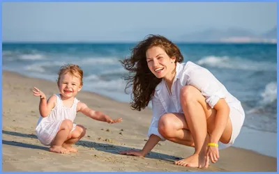 Фото мамы с детьми на пляже: выберите размер изображения