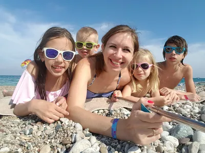 Фото мамы с детьми на пляже: красивые картинки для скачивания