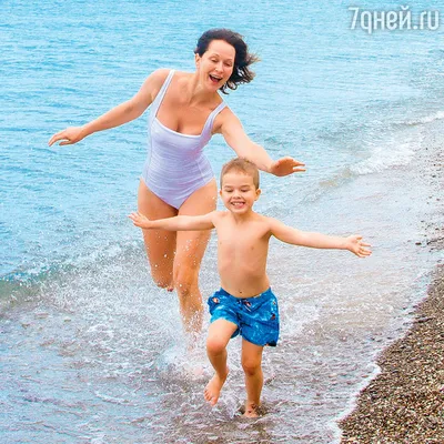Фото мамы с детьми на пляже: выберите размер и формат для скачивания