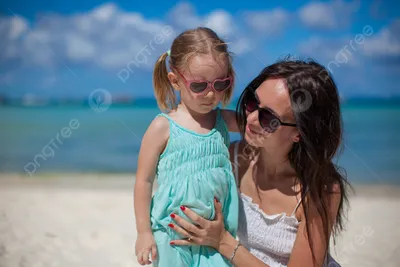 Фото мамы с детьми на пляже: выберите размер изображения