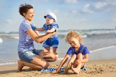 Игры на берегу: мамы и дети на пляже