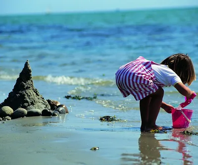 Волшебный момент: мамы и дети на пляже