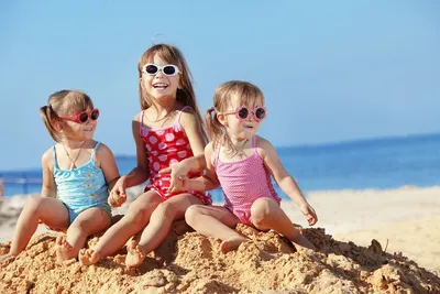 Мамы с детьми на пляже  фото