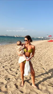 Детские улыбки: мамы с детьми на пляже